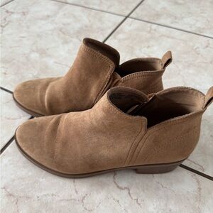 TIME AND TRU Women's Tan Suede Ankle Boots